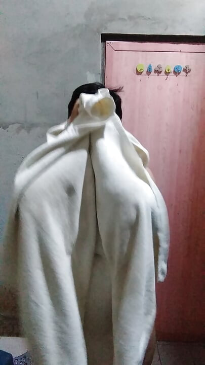 Ασιάτισσα νεαρή κάνει βραδινό ντους, αλλά αυτό την κάνει πιο καυλιάρα