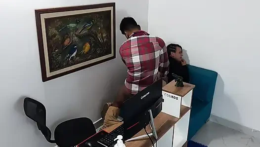 Die Sekretärin und der Chef wachsten in ihrem Büro