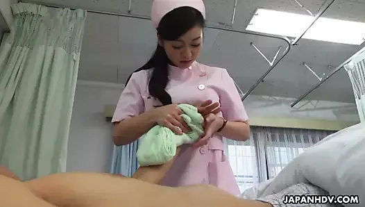 Japońska pielęgniarka, Maria Ono, ssie penisa bez cenzury