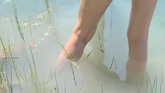 Gadis Telanjang Cantik di Sungai