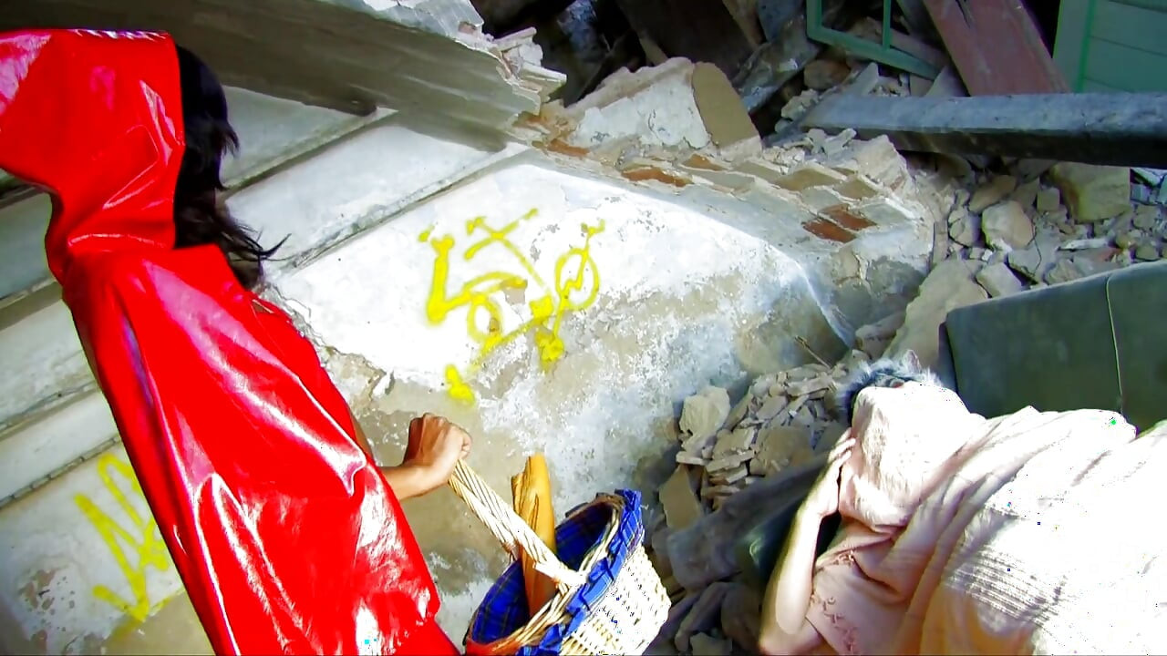 בחורה עם ברדס אדום מקבלת קשוח