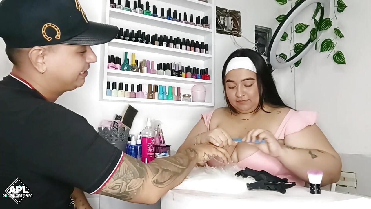 Moja manicurzystka pokazuje mi swoje duże cycki, podczas gdy ona naprawia moje paznokcie