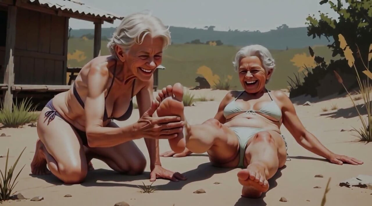 두 명의 마른 90살 할머니 - 굴욕에 다른 사람의 발을 핥는 사람