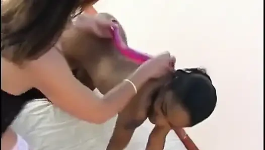 Sexy schwarze schlampe liebt schwanz und muschi