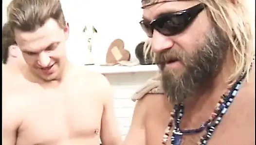 Oma mit viel apetite liebt es, es von schwarzen bis weißen männern zu nehmen