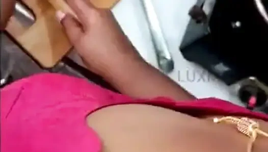 Karısı bluzla yemek pişirirken komşu video çekti