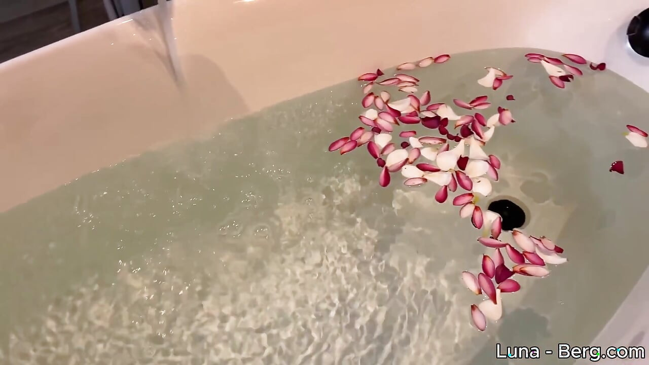 Baño De Flores: MILF Desnuda Se Masturba Entre Flores