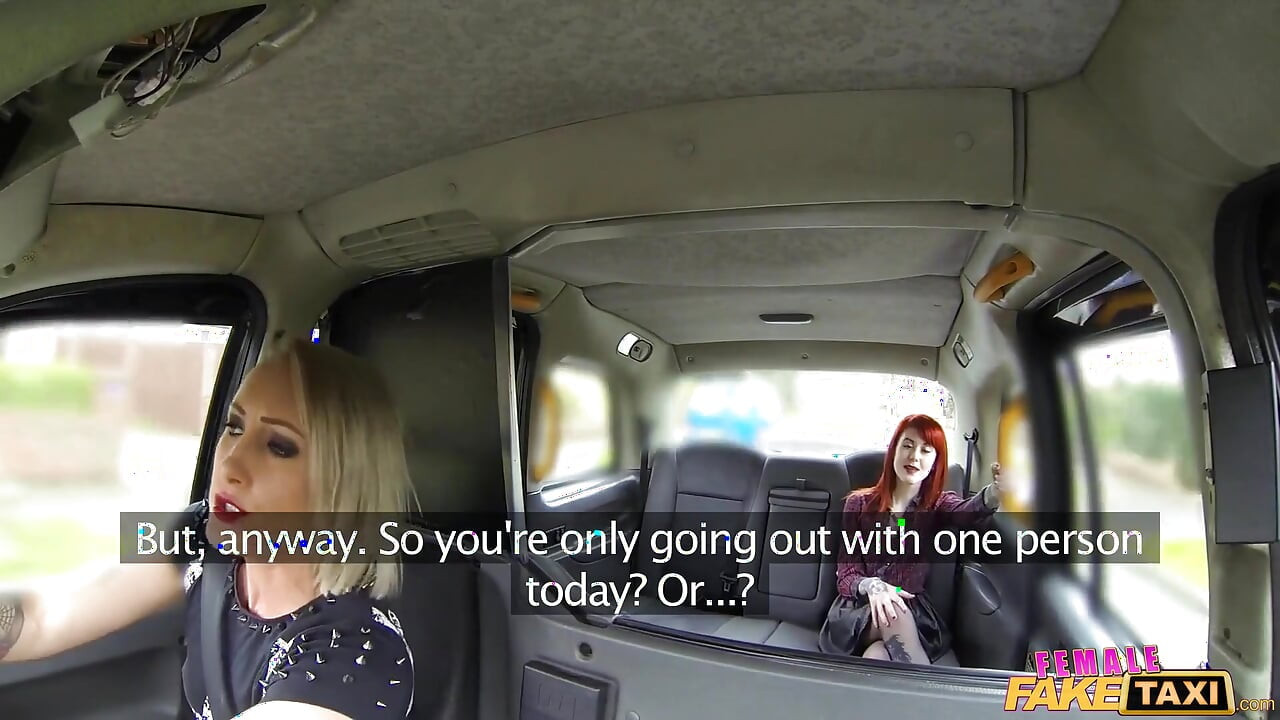 Female Fake taxi - une chauffeur de taxi lesbienne blonde domine une rousse tatouée