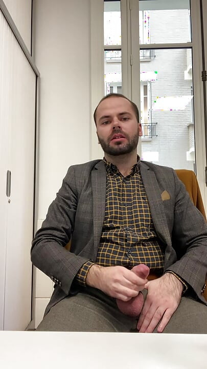 Thomas GODEBIN drinks his own piss at work