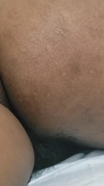 大屁股黑人女郎在充满信心和原始能量的大胆性感场景中展示她的曲线 |剪辑 1