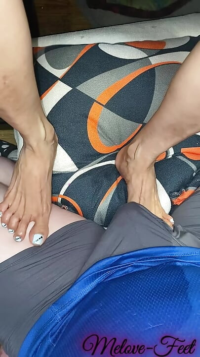 Melove daje Naelor još jedan lijep footjob