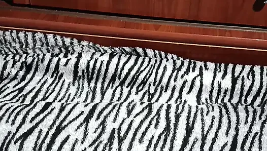 Selbstgedrehte Masturbation Vor Dem Spiegel, Ohne Ihr Höschen Ausziehen