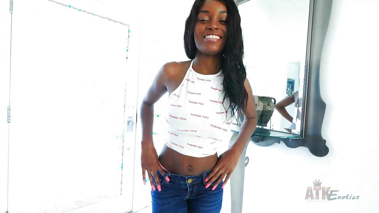 Kandie Monaee Ebony Hottie Slow Strips, rister rumpa, sprer våt fitte og kommer hardt på Hitachi tryllestav