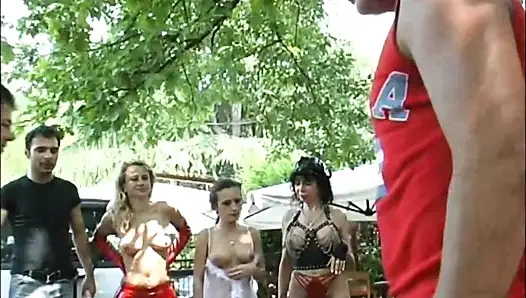Anal orta yaşlı seksi kadınlar ağzına işiyor