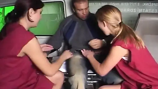 Dampfiger dreier mit brünettem schätzchen und blonder verführerin