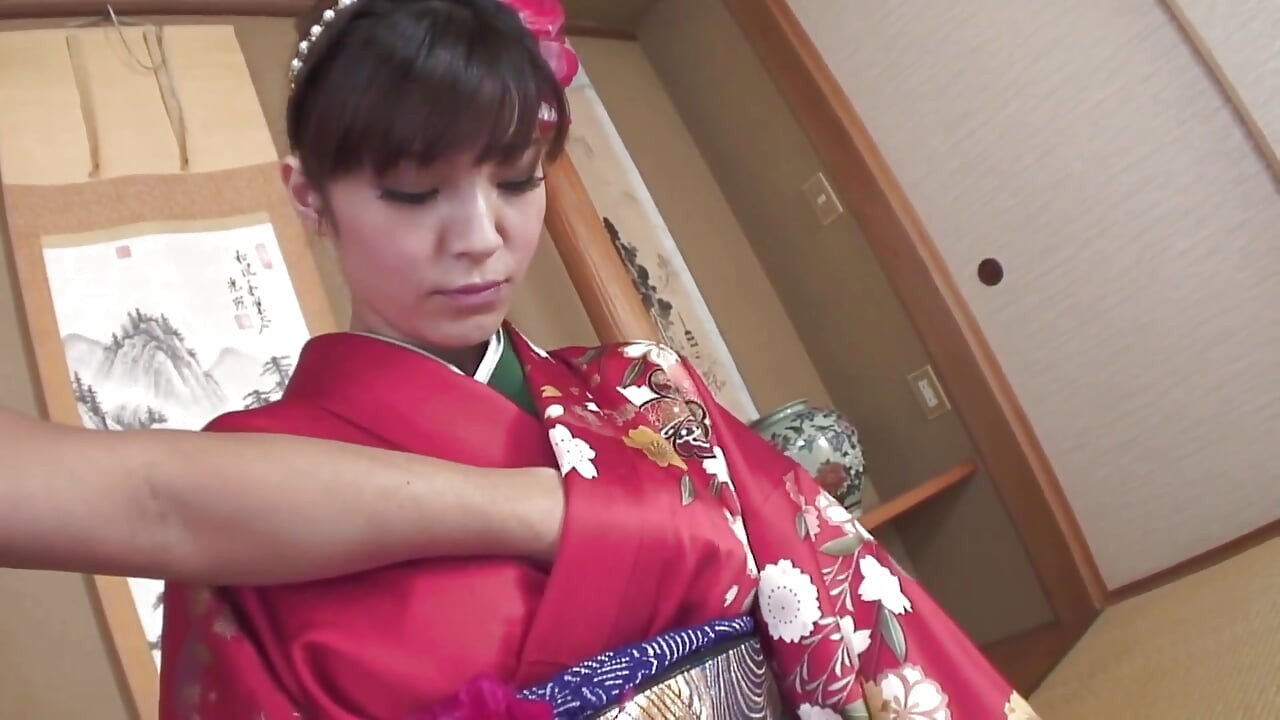 日本のサッカーシーン - 1 美しい豊満な日本人女性、真紀杏子が毛深い秘部に射精を楽しむ
