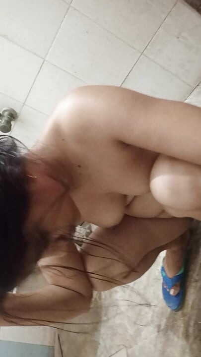一看到她的姐夫，小嫂就脱下衣服，开始给他。