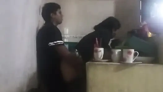 Hizmetçi mutfakta sikiliyor (karım neredeyse bizi buluyor)