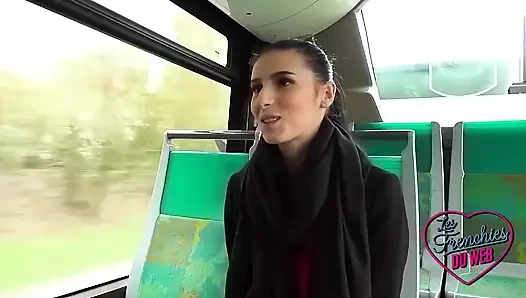 Nelly, шаловливая брюнетка, которая показывает и трахается в автобусе