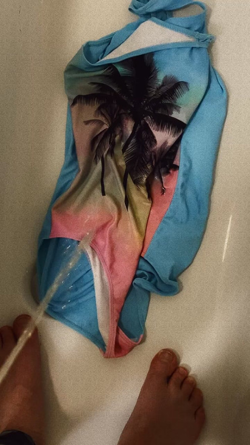 My best friend piss on the swimsuit from my neighbor with my grey camoflage Leggings!