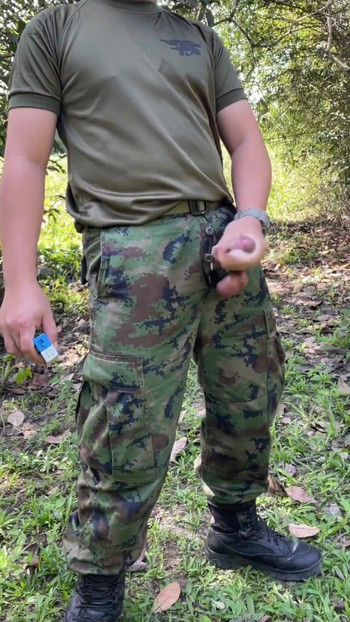 Zadivljujući trenutak iz "Vojnik drka i svršava na poslu"