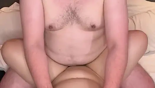 Seorang pria gemuk membayarku agar dia bisa aku