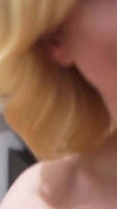 Mächtiger moment von "Schöne dünne blonde keyton bekommt ihren hintern gefickt und ein warmer anal-creampie!"