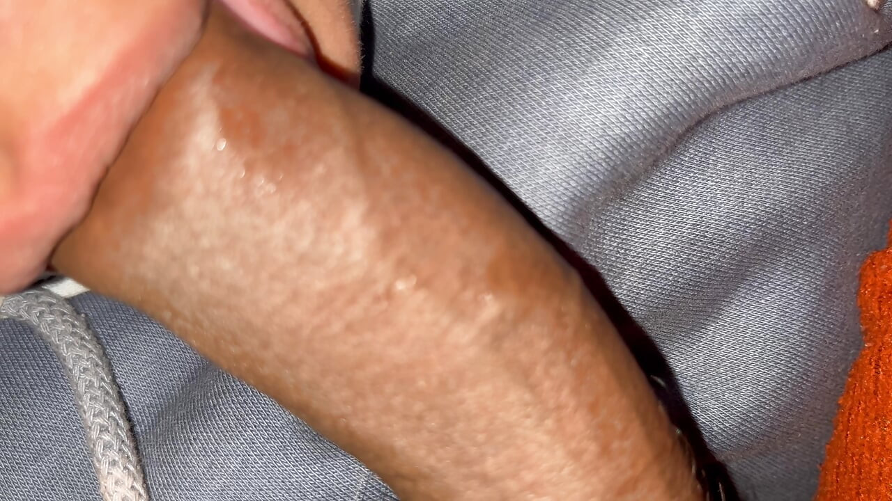 Bayan öğretmen öğrenci yarağıyla oynuyor