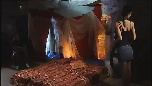 Wajah si cantik perancis dengan rambut raven dan besar helena karel dicrot di muka setelah dientot habis-habisan