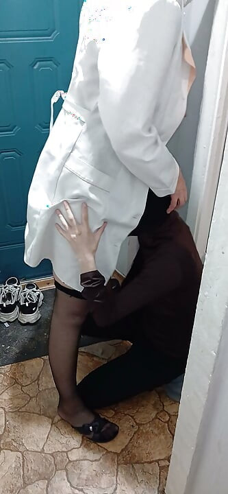 Egy MILF leszbikus orvos beleélvez a beteg szájába