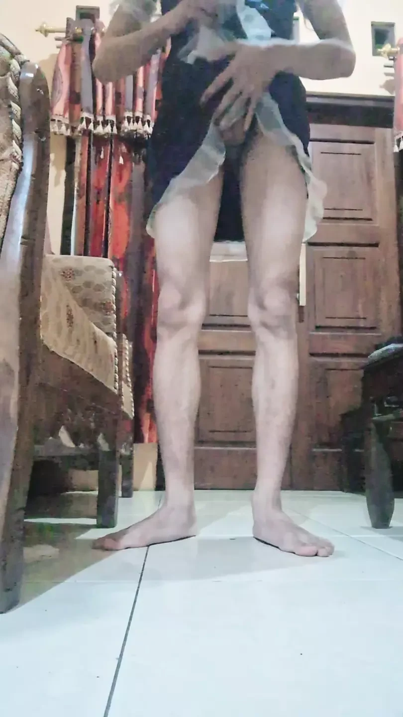当房子安静时，Femboy在客厅自慰，差点被抓住