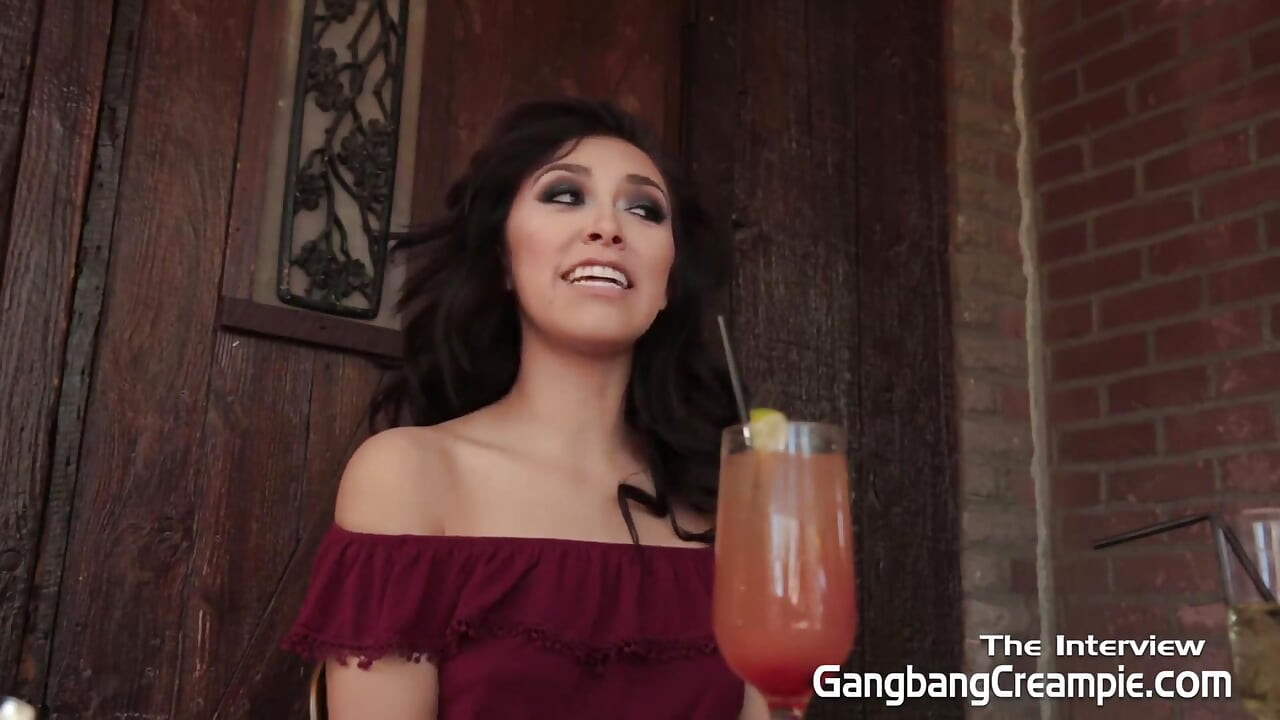 Orta yaşlı seksi kadın kara arabada sakso çeken adamla seks yapıyor