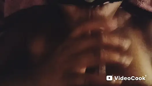 Cewek nakal dengan penutup mata lagi asik nyepong