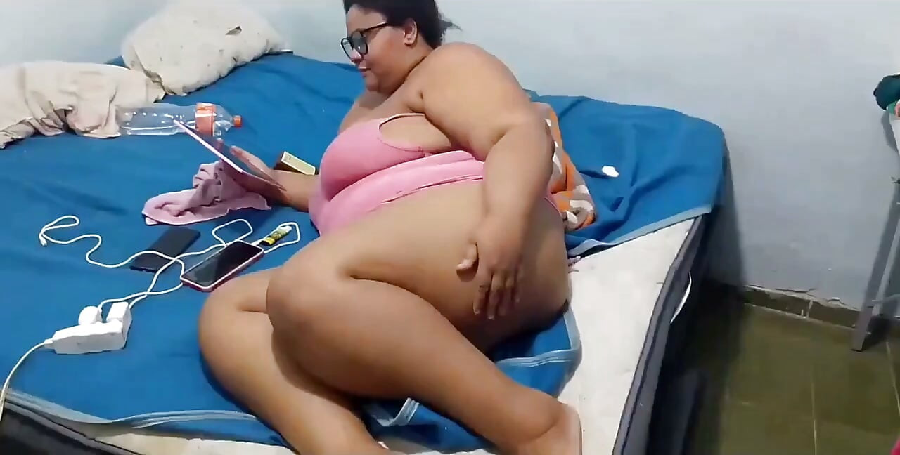 (Gordinha Ju) Ibu tiri ngentot pantat bahenolnya pakai timun sampai dia udah nggak tahan lagi.