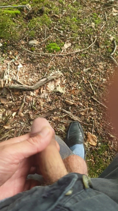 Een rechte lul in het bos voelt goed