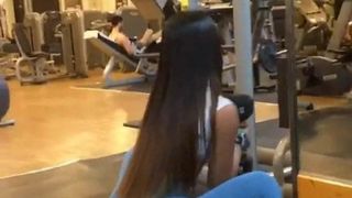 Brunetka dziewczyna na siłowni