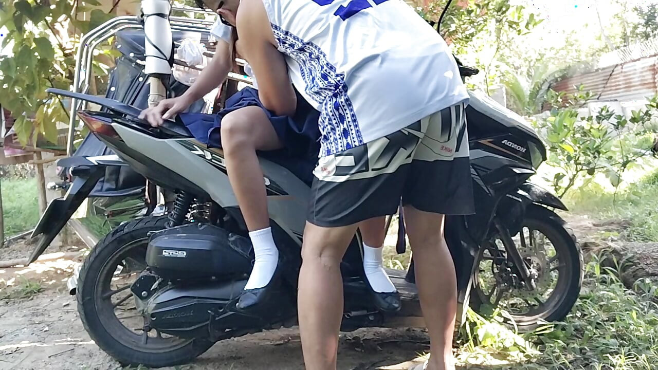 19 YEAR OLD SCHOOLGIRL RIDES A TRIKE DRIVER FUCK IN PUBLIC