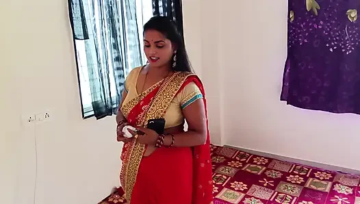 Pemilik toko listrik datang ke rumah Riya Bhabhi untuk memasang bohlam ketika Riya Bhabhi meraih penisnya dan mulai menghisapnya dan melakukannya