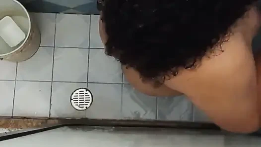 Aku nelpon adik iparku di kamar mandi dan merekamnya tanpa sepengetahuannya