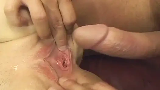 Gehorsame brünette schlampe isst sperma nach hardcore-fick