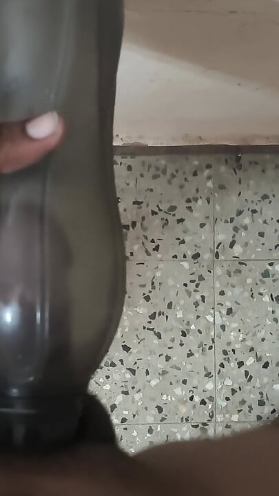 Şişenin içinde eğleniyor