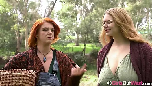 Lesbian toket besar ini memetik jamur dan ngentot kontol