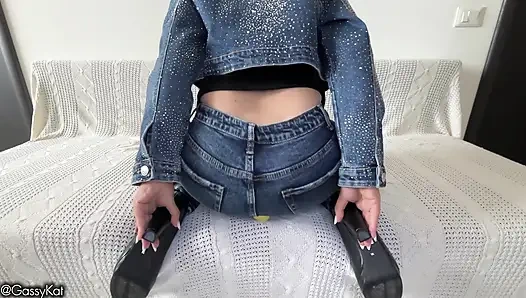 Minik adam dev kadının yüzünü osurarak parçalıyor