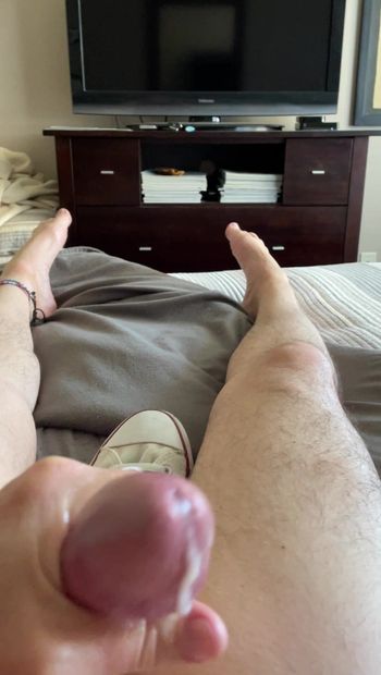 Короткое видео от первого лица, конец мастурбации с пролитой спермой из щели моего хуя в моей головке толстого гриба члена.