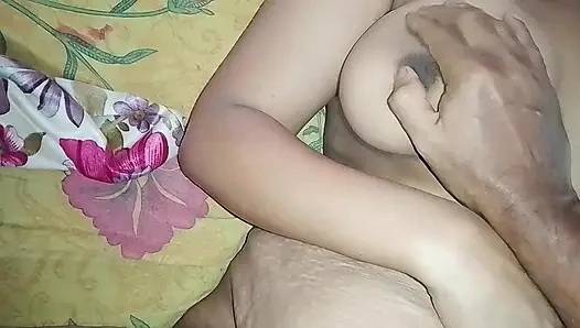 Indische hausfrau leckt den penis des ehemanns in ihrem mund