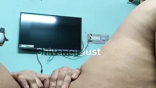 Shivangi si cewek semok india lagi asik masturbasi pakai jarinya sampai muncrat