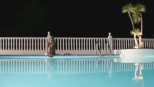 Asyalı tatlı kız ünlü tatil otelinde havuzun yanında seks yapan iki coule izliyor