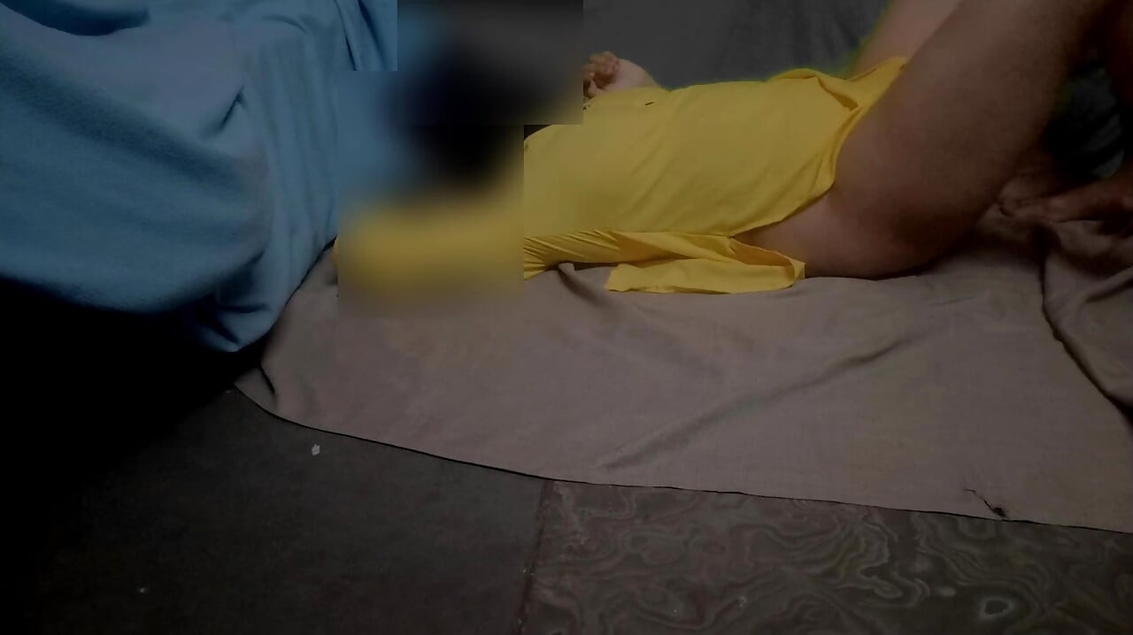 DESIの美しい村の継姉妹のきつい膣の屋外MMS、インドの村の美しい女性のきつい膣ヒンディー語MMSxxx動画