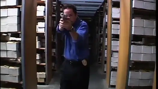 Рыжая девушка в латексном платье с большим членом сосет анальный трах