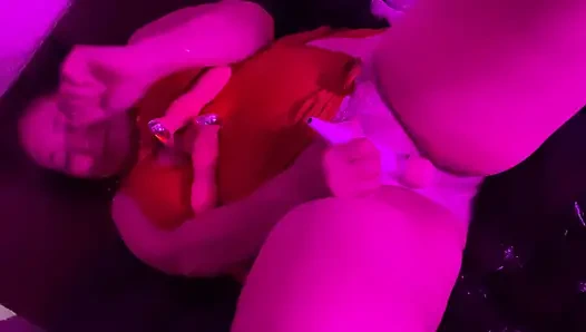 Помогаю замужней женщине мастурбировать с использованием дилдо